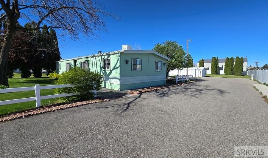 441 Cedar St, Blackfoot, ID 83221 - 3 Beds, 2 Bath