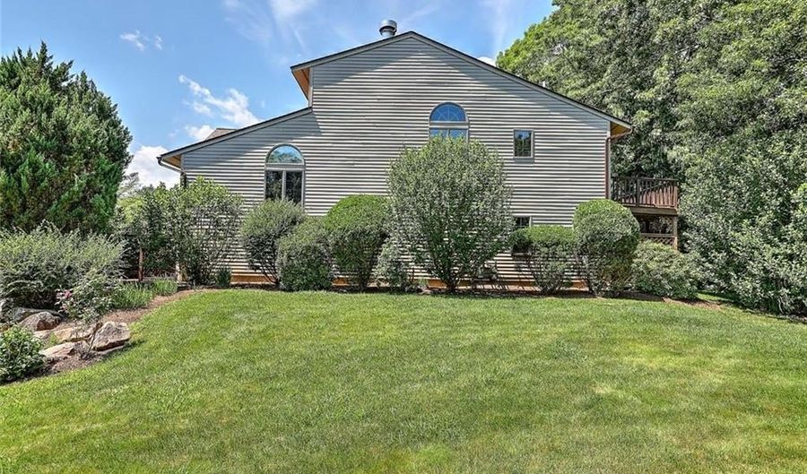 101 Cardinal Dr, North Kingstown, RI 02852 - 2 Beds, 2 Bath