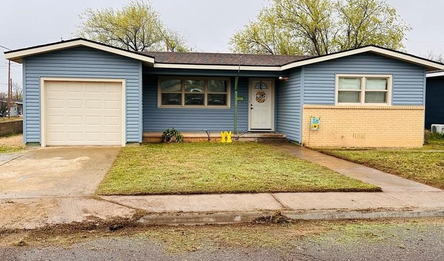 301 SW 11th St, Andrews, TX 79714 - 4 Beds, 2 Bath