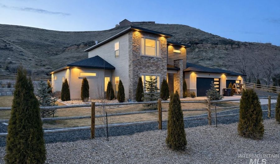 4507 Hidden Canyon Ln, Buhl, ID 83316 - 4 Beds, 3 Bath