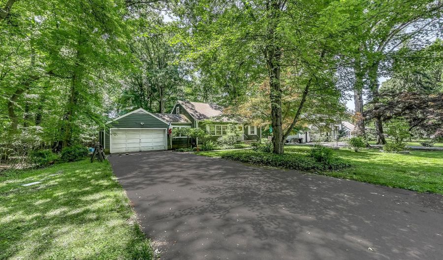 3 Woodland Pl, Airmont, NY 10952 - 4 Beds, 2 Bath