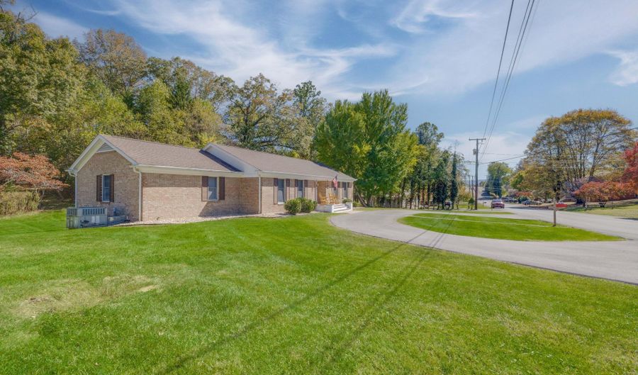 460 NE Oak Hill St, Abingdon, VA 24210 - 4 Beds, 4 Bath