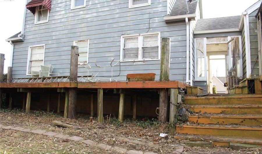 916 Washington Ave, Alton, IL 62002 - 2 Beds, 2 Bath