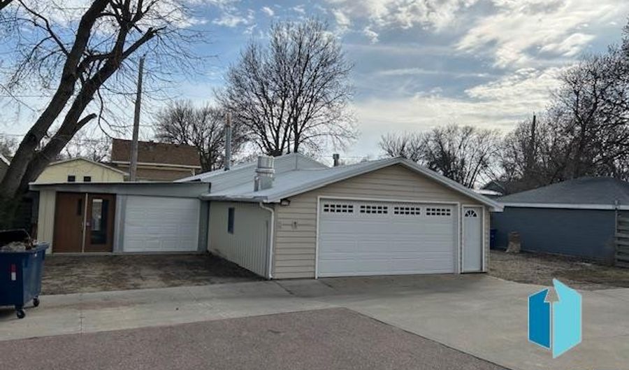 1017 W 7th Ave, Mitchell, SD 57301 - 5 Beds, 2 Bath