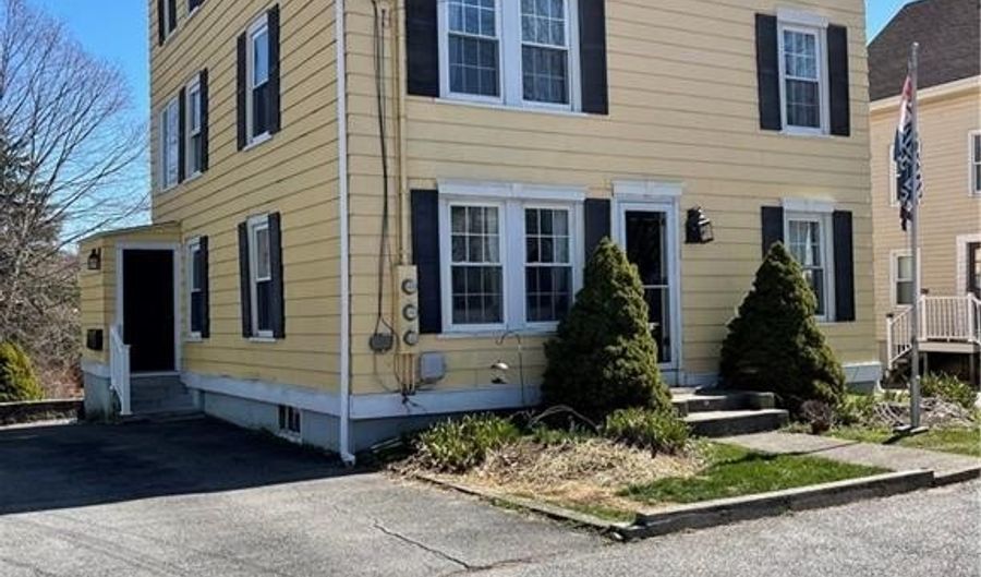 12 Third School St 2, Bristol, RI 02809 - 3 Beds, 1 Bath