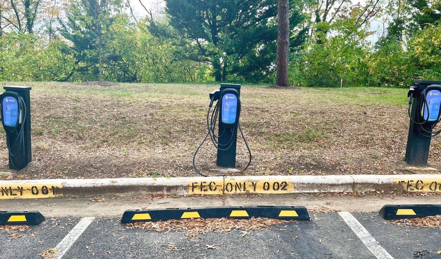 118 ROBERTS Ln 300, Alexandria, VA 22314 - 2 Beds, 2 Bath