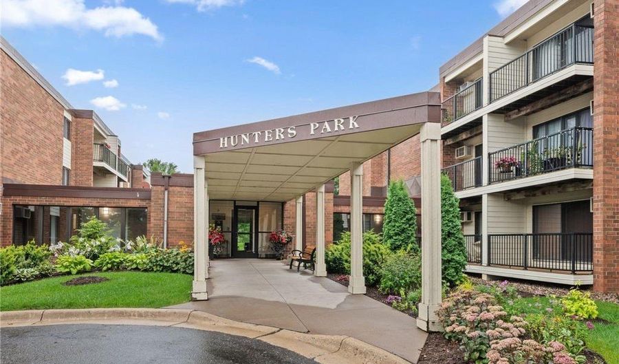 4 Pine Tree Dr 223, Arden Hills, MN 55112 - 2 Beds, 2 Bath