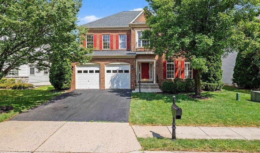 42047 PEPPERBUSH Pl, Aldie, VA 20105 - 4 Beds, 5 Bath