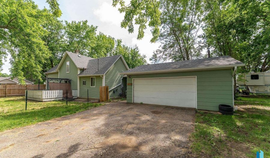 411 W Cedar St, Beresford, SD 57004 - 3 Beds, 1 Bath
