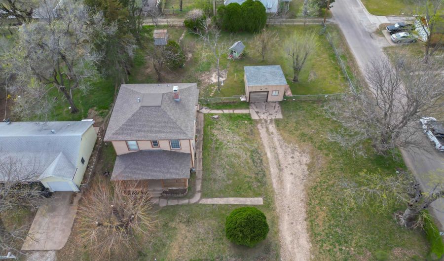 825 N 7th St, Arkansas City, KS 67005 - 4 Beds, 2 Bath