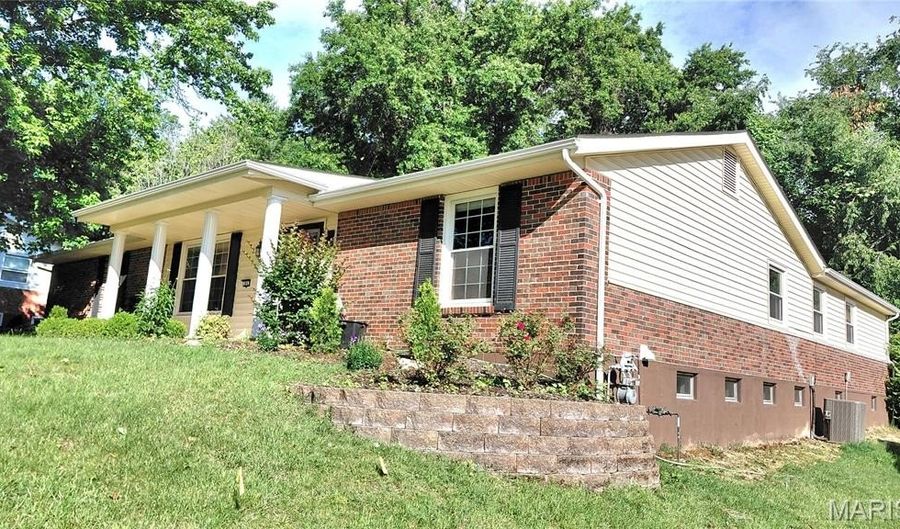 874 Hollyridge Dr, Ballwin, MO 63011 - 4 Beds, 3 Bath