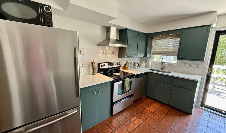8 Mccormick Rd, Newport, RI 02840 - 4 Beds, 2 Bath