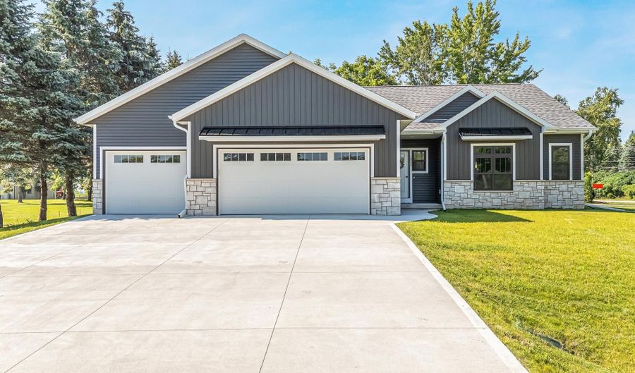 2005 E RIDGE HAVEN Ln, Appleton, WI 54913 - 3 Beds, 2 Bath