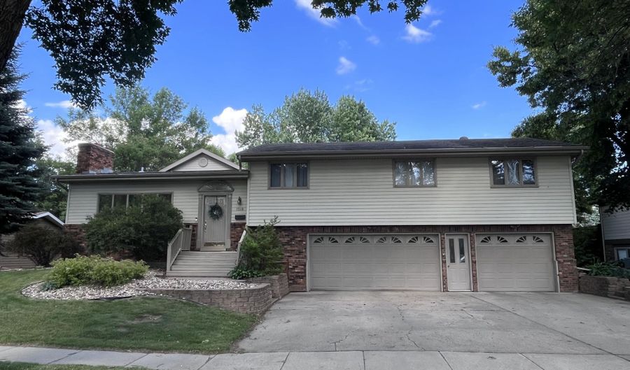 1518 N Jackson St, Aberdeen, SD 57401 - 4 Beds, 3 Bath