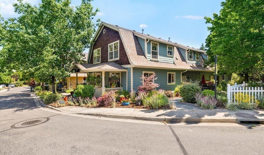 866 Blackberry Ln, Ashland, OR 97520 - 3 Beds, 3 Bath
