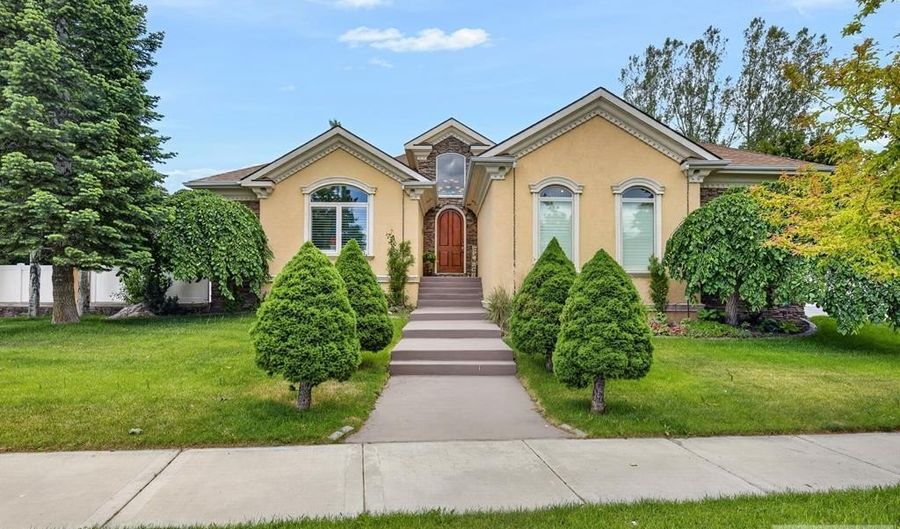 3770 Autumnwood Dr, Ammon, ID 83406 - 5 Beds, 4 Bath