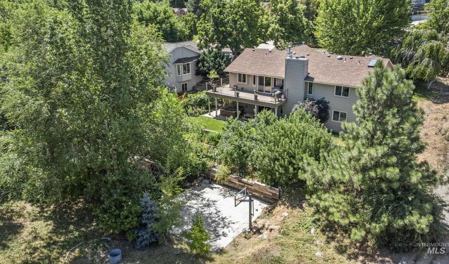 2236 E Roanoke Dr, Boise, ID 83712 - 4 Beds, 3 Bath