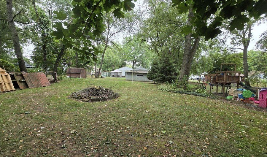 1422 Pin Oak Dr, Akron, OH 44312 - 3 Beds, 1 Bath