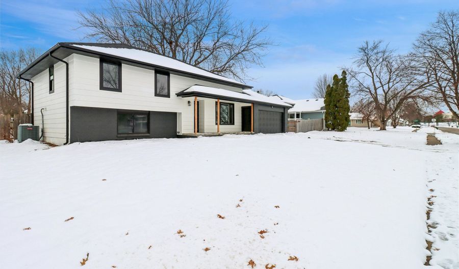 404 22nd Ave SW, Altoona, IA 50009 - 4 Beds, 2 Bath