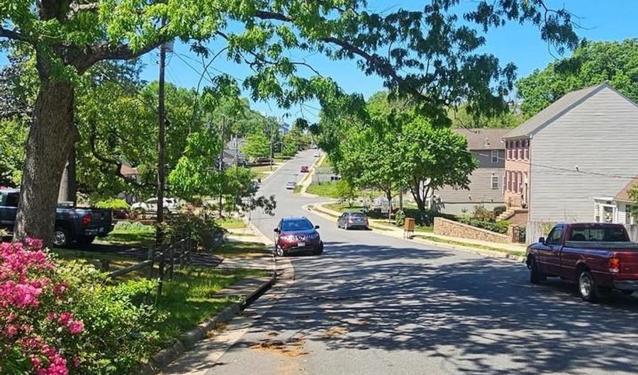 2711 GROVETON St, Alexandria, VA 22306 - 3 Beds, 2 Bath