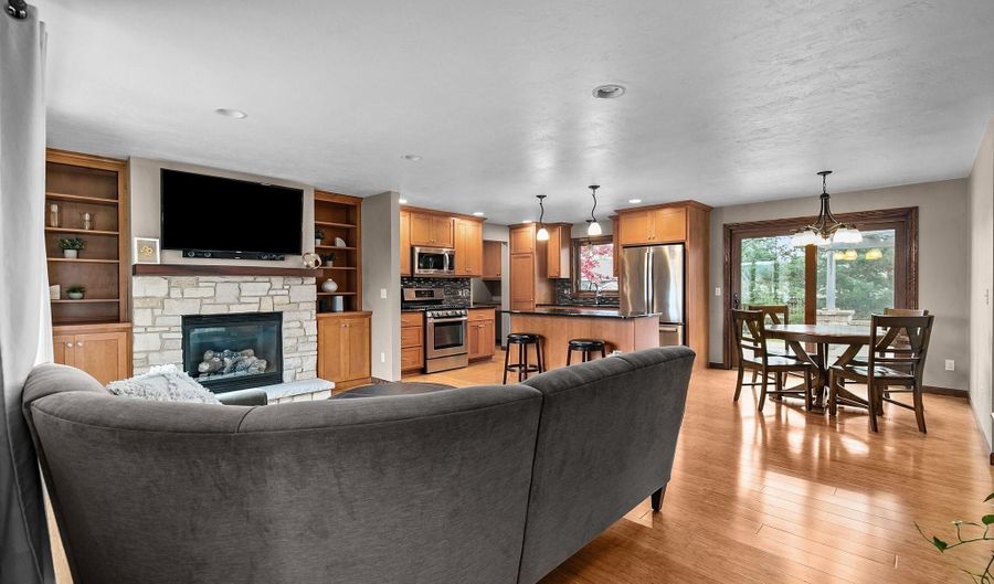 606 S WILD ROSE Ln, Appleton, WI 54914 - 3 Beds, 2 Bath