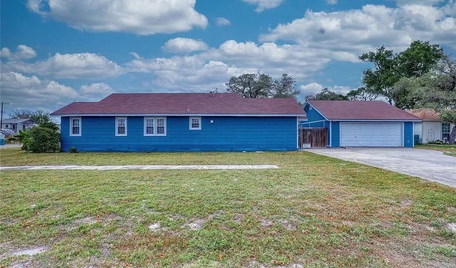 341 W Greenwood, Aransas Pass, TX 78336 - 4 Beds, 5 Bath