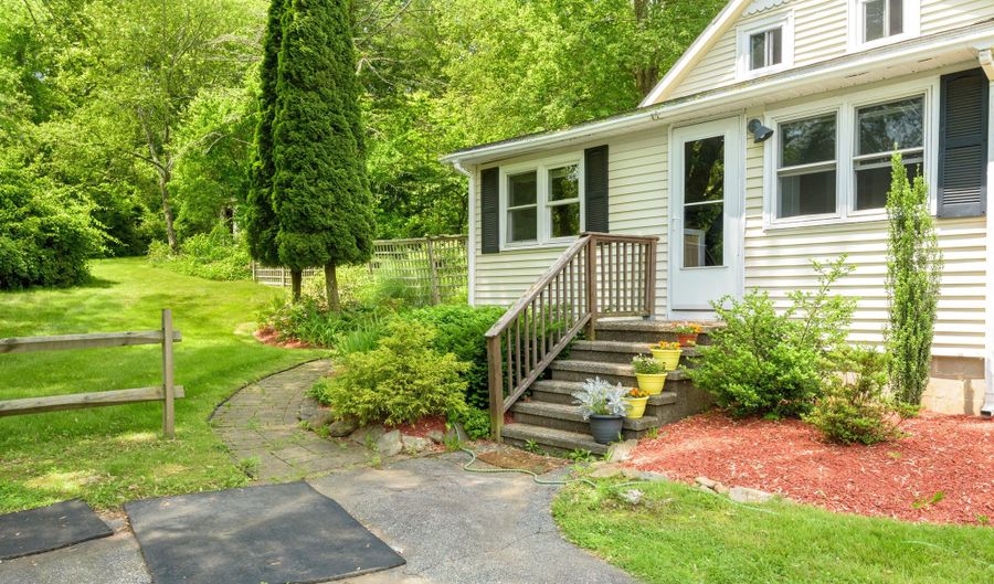 330 Chestnut Hill Rd, Colchester, CT 06415 - 2 Beds, 1 Bath