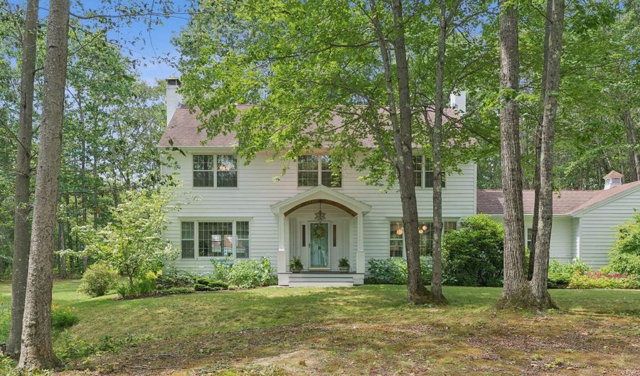 6 Beechwood Ln, Falmouth, ME 04105 - 4 Beds, 3 Bath