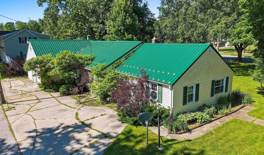 1320 STATE St, Algoma, WI 54201 - 2 Beds, 1 Bath