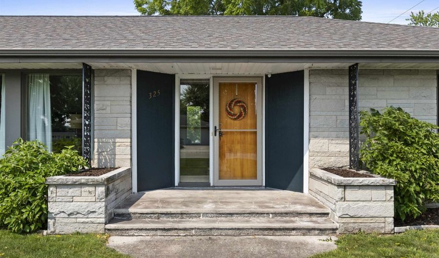 325 W GREENFIELD Ave, Algoma, WI 54201 - 2 Beds, 3 Bath