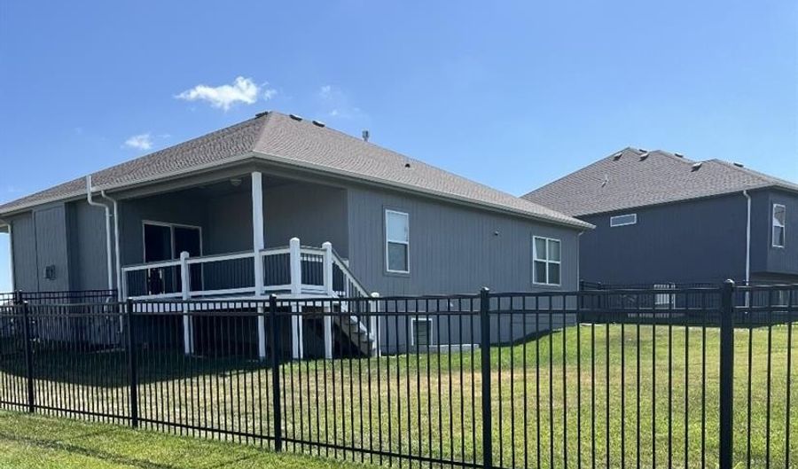 15653 Lakeside Dr, Basehor, KS 66007 - 3 Beds, 3 Bath