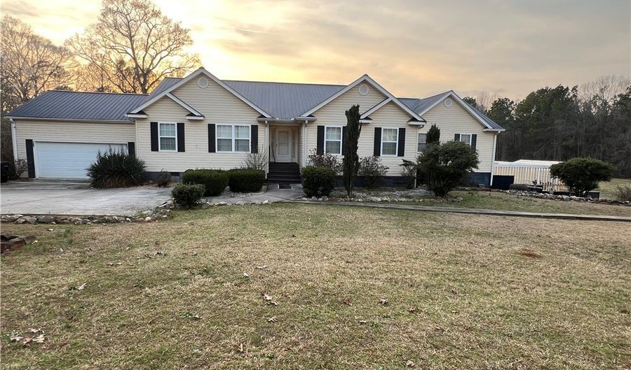 521 N Calhoun Shores Pkwy, Calhoun Falls, SC 29628 - 4 Beds, 5 Bath