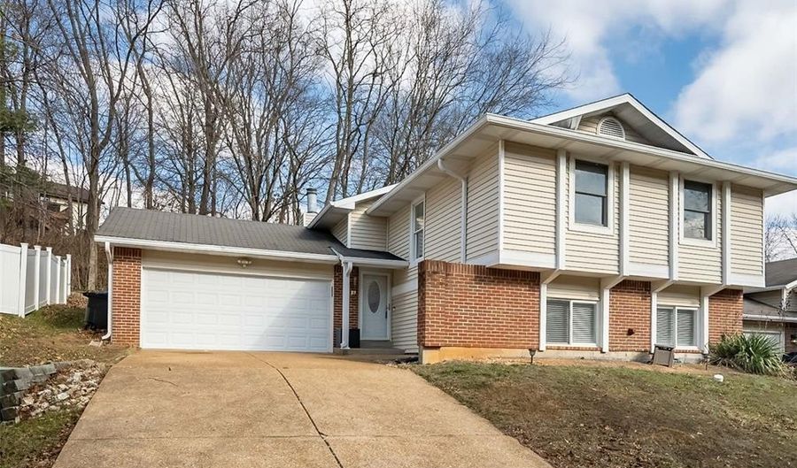 537 Treetop Village Dr, Ballwin, MO 63021 - 5 Beds, 3 Bath