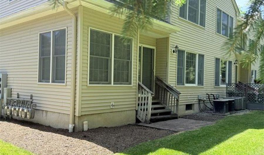 63 TROTTERS Ln 63, Allendale, NJ 07401 - 3 Beds, 3 Bath