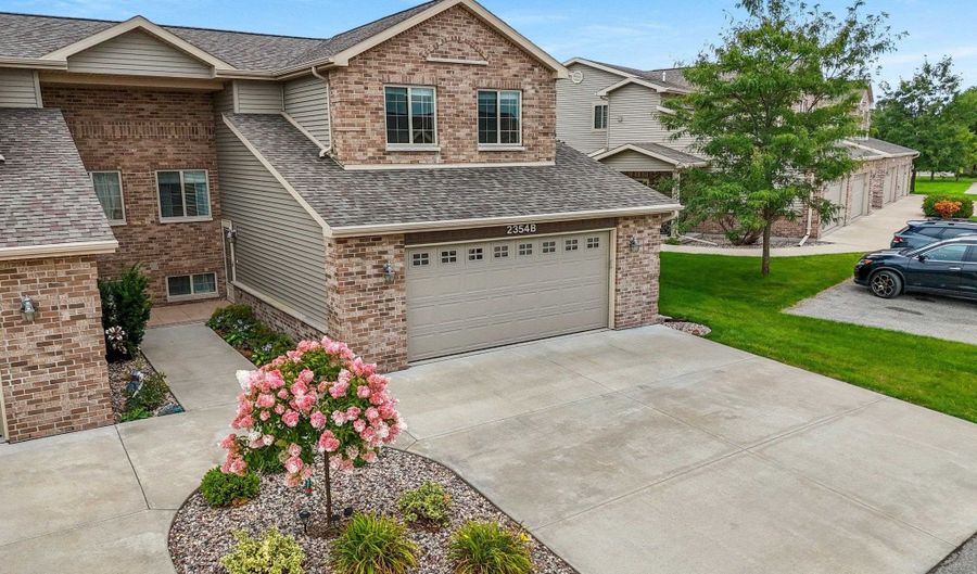 2354 E PLANK Cir B, Appleton, WI 54915 - 3 Beds, 2 Bath