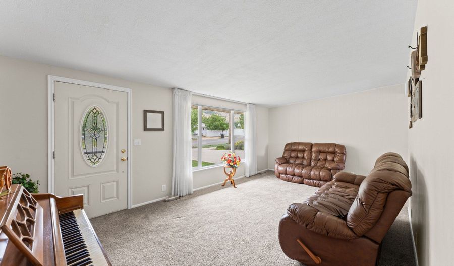 323 N HOLIDAY Dr E, Brigham City, UT 84302 - 3 Beds, 2 Bath
