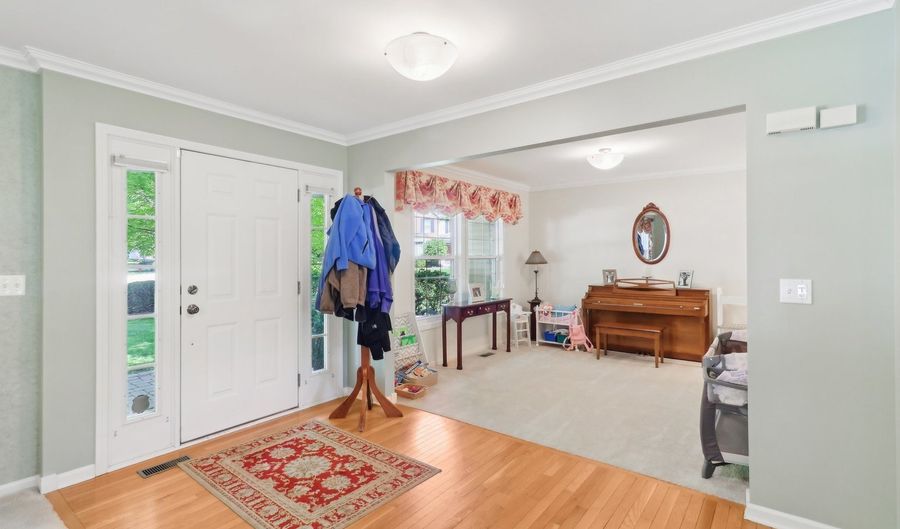 305 BUCKINGHAM Dr, Algonquin, IL 60102 - 4 Beds, 3 Bath