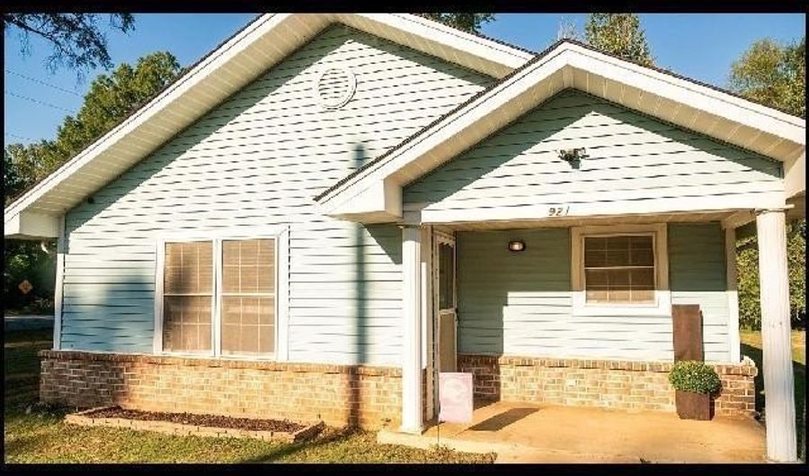 921 Cole St, Benton, AR 72015 - 3 Beds, 2 Bath