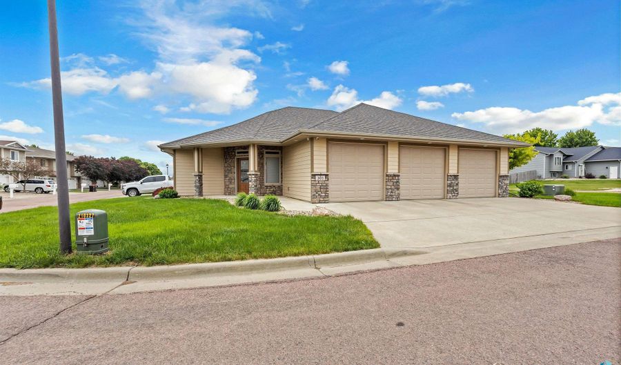 301 S Spring Pl, Brandon, SD 57005 - 2 Beds, 2 Bath