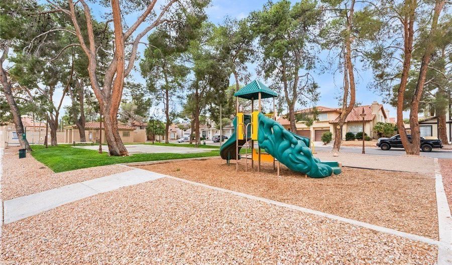 107 Blueberry Ln, Henderson, NV 89074 - 2 Beds, 3 Bath