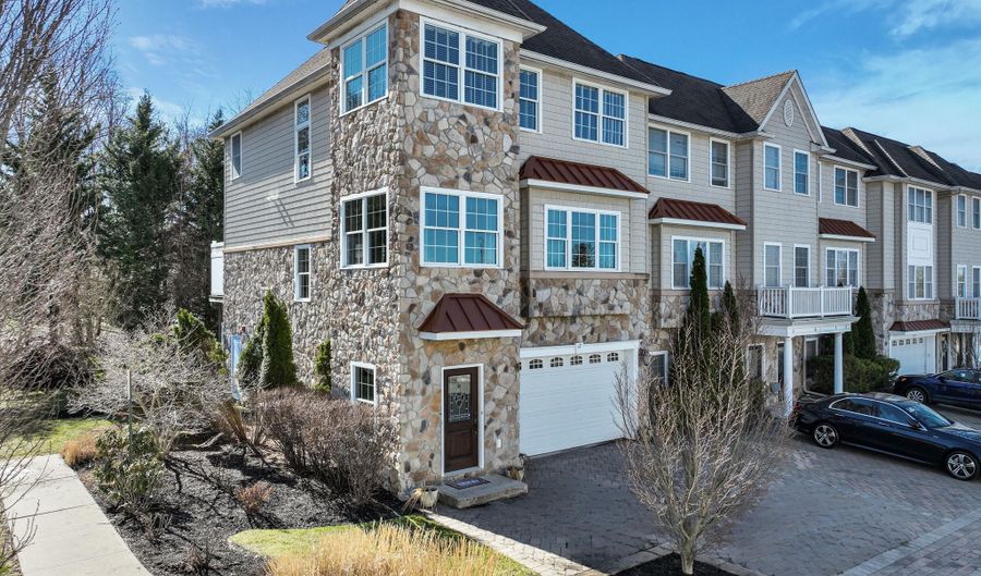 12 White Oak Ln 112, Aberdeen, NJ 07747 - 3 Beds, 4 Bath