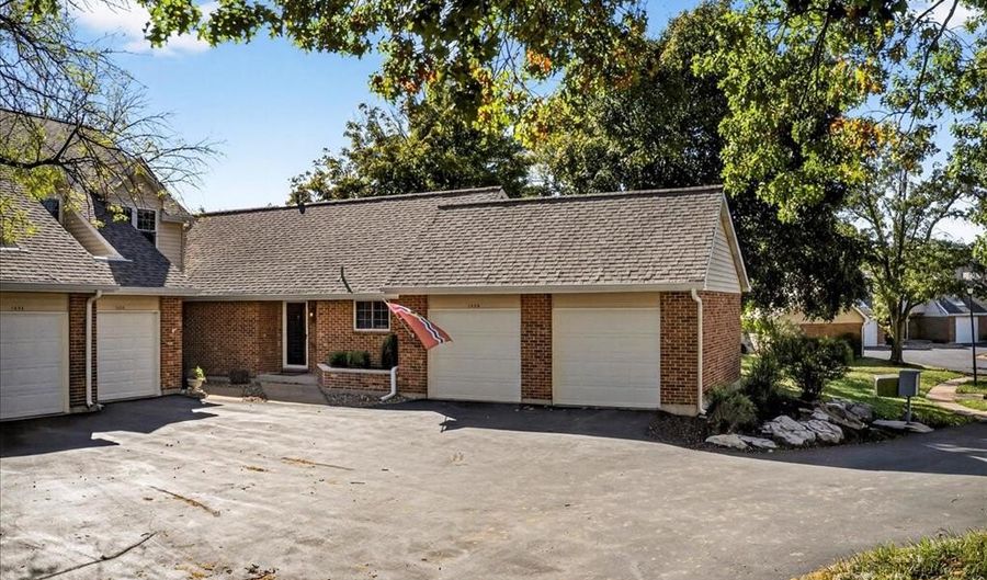 1428 Tahoe Valley Ct, Ballwin, MO 63021 - 2 Beds, 3 Bath