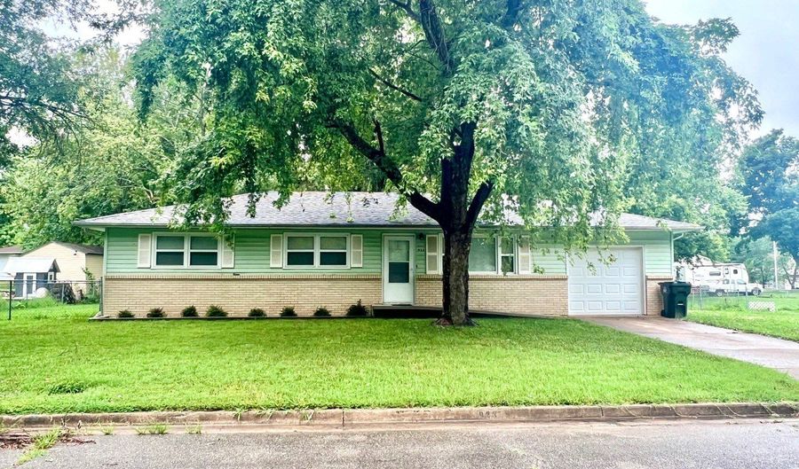 923 Rosemary St, Aurora, MO 65605 - 3 Beds, 1 Bath