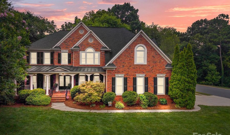 6323 Woodleigh Oaks Dr, Charlotte, NC 28226 - 5 Beds, 4 Bath