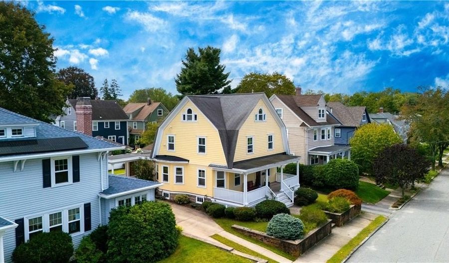 82 Sefton Dr, Cranston, RI 02905 - 5 Beds, 3 Bath