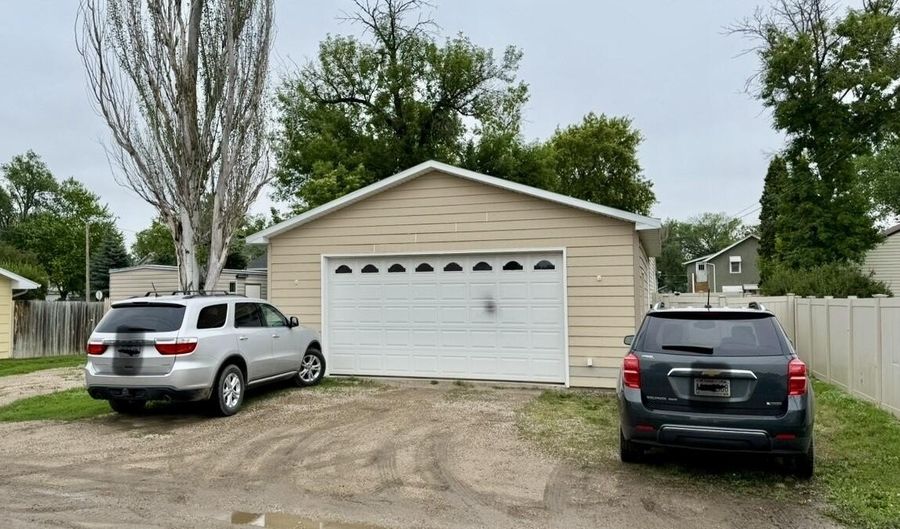 715 N Kline St, Aberdeen, SD 57401 - 3 Beds, 1 Bath