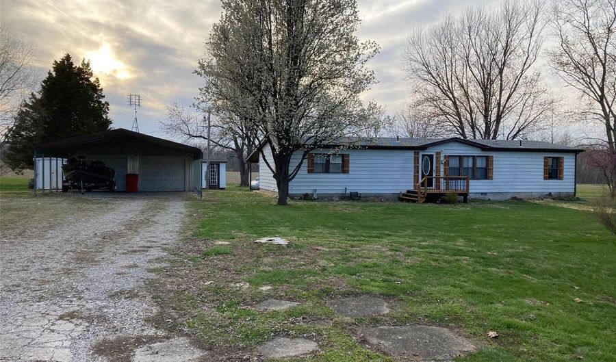21321 Gambill Ln, Carlyle, IL 62253 - 3 Beds, 2 Bath