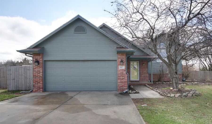 807 Lakepoint Dr, Augusta, KS 67010 - 5 Beds, 3 Bath