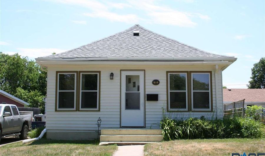 919 W 5th Ave, Mitchell, SD 57301 - 2 Beds, 1 Bath