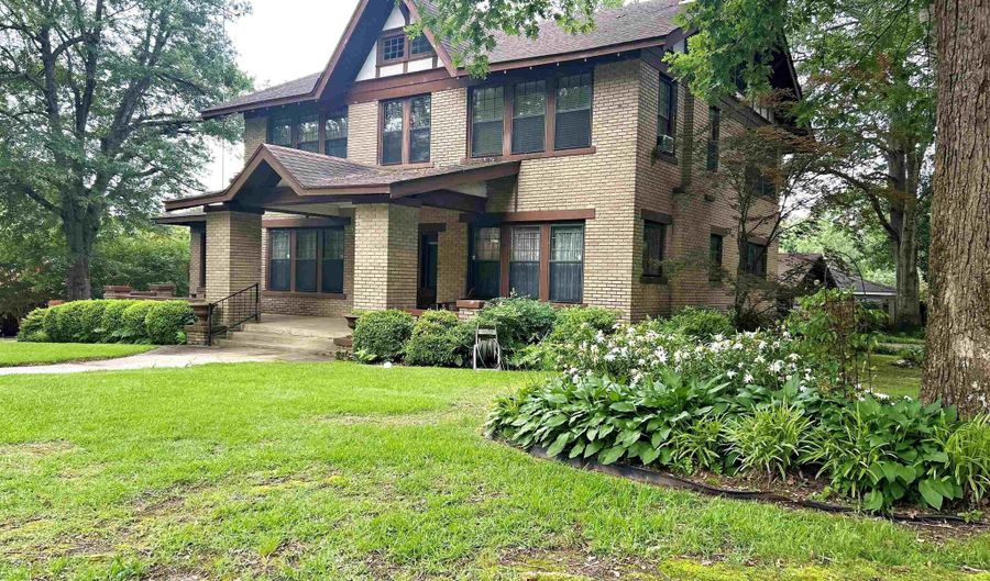 211 Cherry St, Arkadelphia, AR 71923 - 5 Beds, 2 Bath